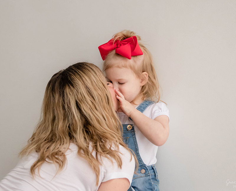 Two-year-old Baylee giving her mother, Linzi, a kiss